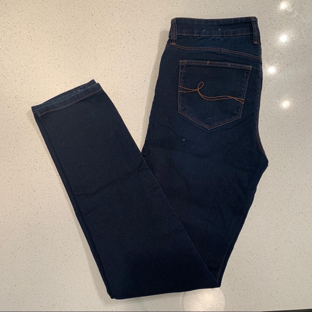 Dark blue stretchy reitmans jeans.